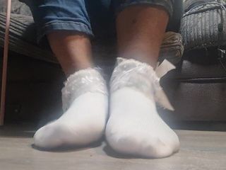 Simp to my ebony feet: minhas meias brancas bonitas