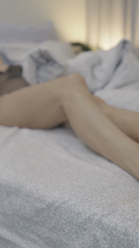 金发熟女用她柔软的脚底慢慢挑逗