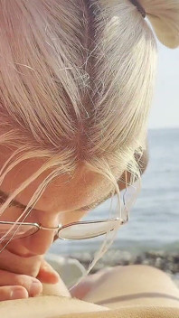 Me Gusta Cuando Una Niña Juega Con Mi Polla En La Playa - Dándome Una Mamada Y Una Paja Junto a La Costa