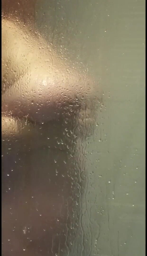 Julie Cunningham: 샤워하는 Julie의 준비 보기