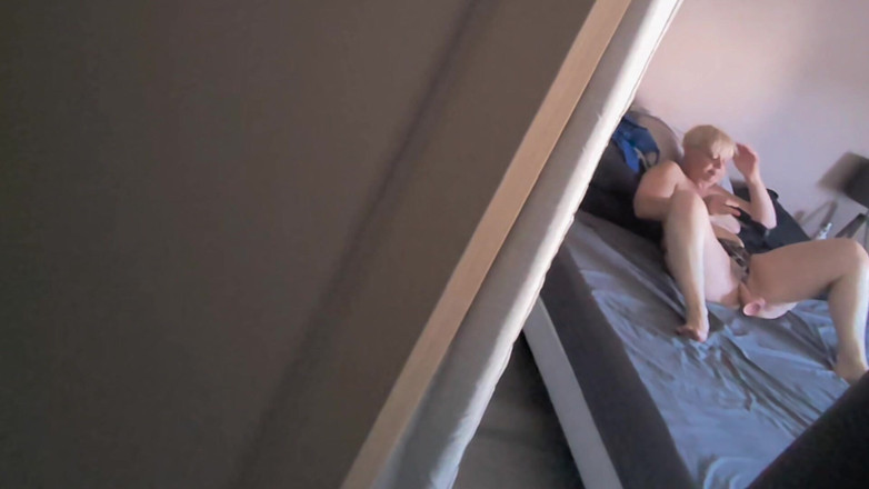 Sofy13: Dia mengejutkanku dengan dildo, aku menghisapnya secara menyeluruh dengan jari...