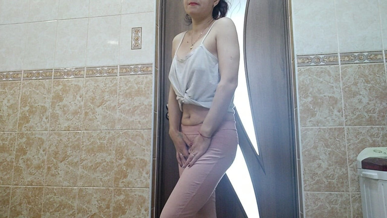 DirtyLubov: Kencing di celana