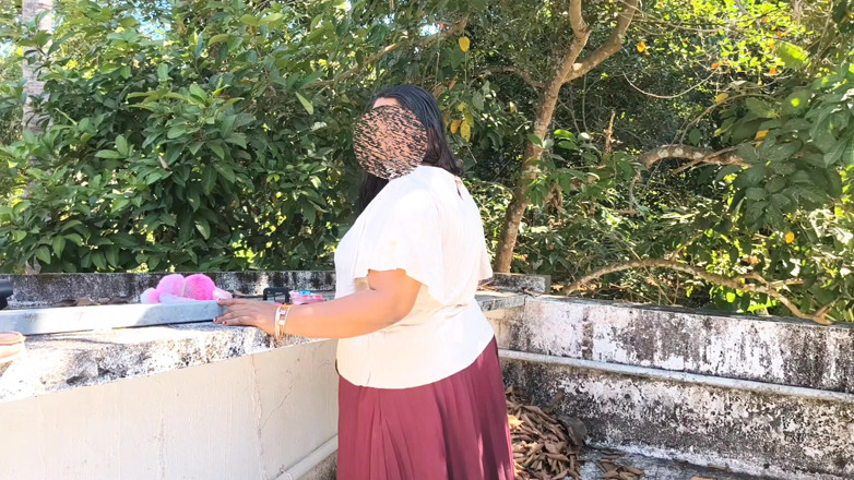 Anne Ipe: Indiana menina de saia, ficando completamente nua ao ar livre