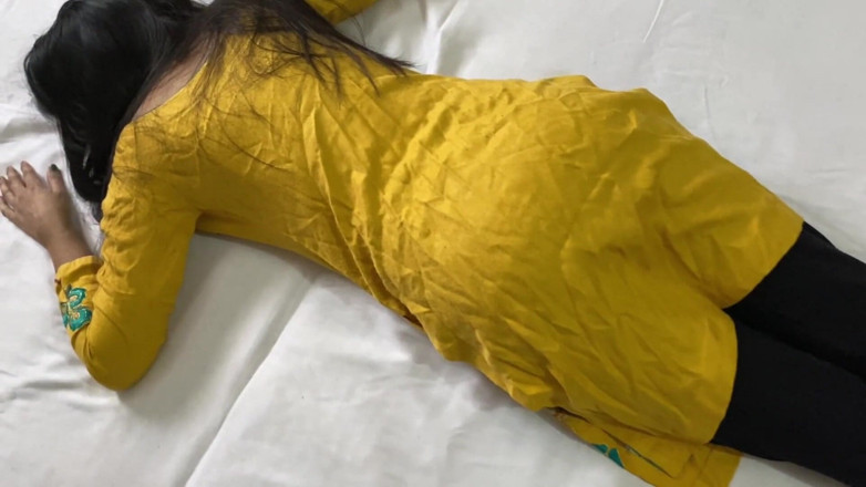 Desifilmy45: Indische mooie stiefmoeder geneukt door echte stiefzoon hardcore poesje neuken 