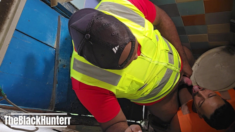 TheBlacKHunterr: Dva zaměstnanci se líbají na záchodě