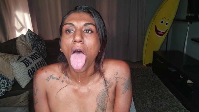 domslutfucker: Desi siedzi na kanapie ślini się, jak ona wystaje i wytryskuje...