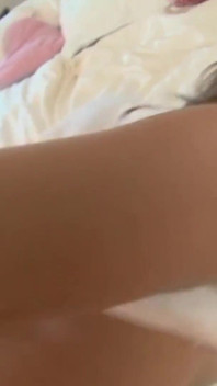 适合诱惑与一个坚硬的 tushy 处理与奶油派处理