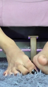 Fétiche des pieds, show testant des textures douces
