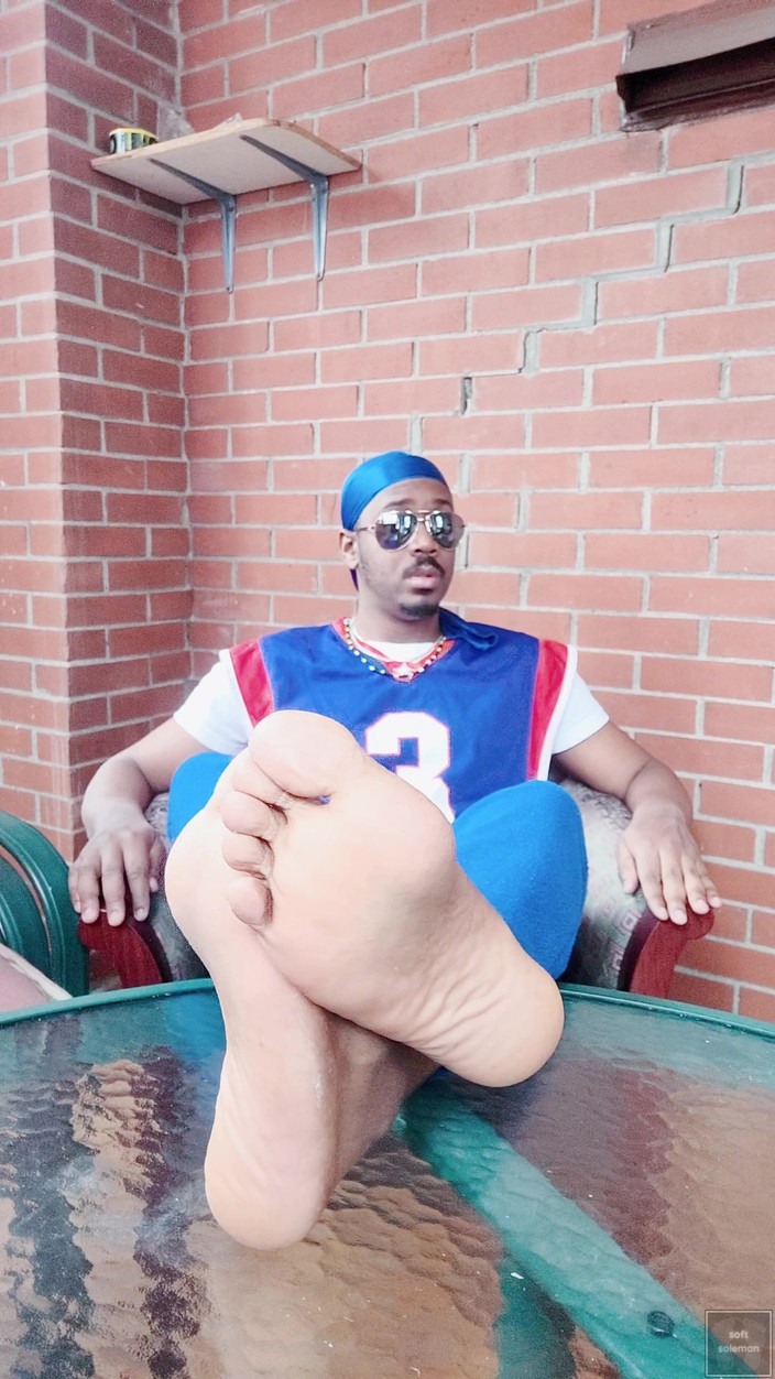 Soft Soleman: Vrtím a scrunchuji své mužské nohy (2025)