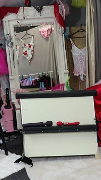 Sissy Dee in Lingerie Bianca Provocata Al Limite