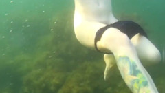 Risky Hairy Couple: Bơi lội và khoe hàng trên biển