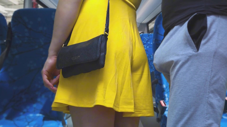 CoupleForFun2023: Arriesgada paja dentro del transporte público! Extraño sucio eyacula usando...