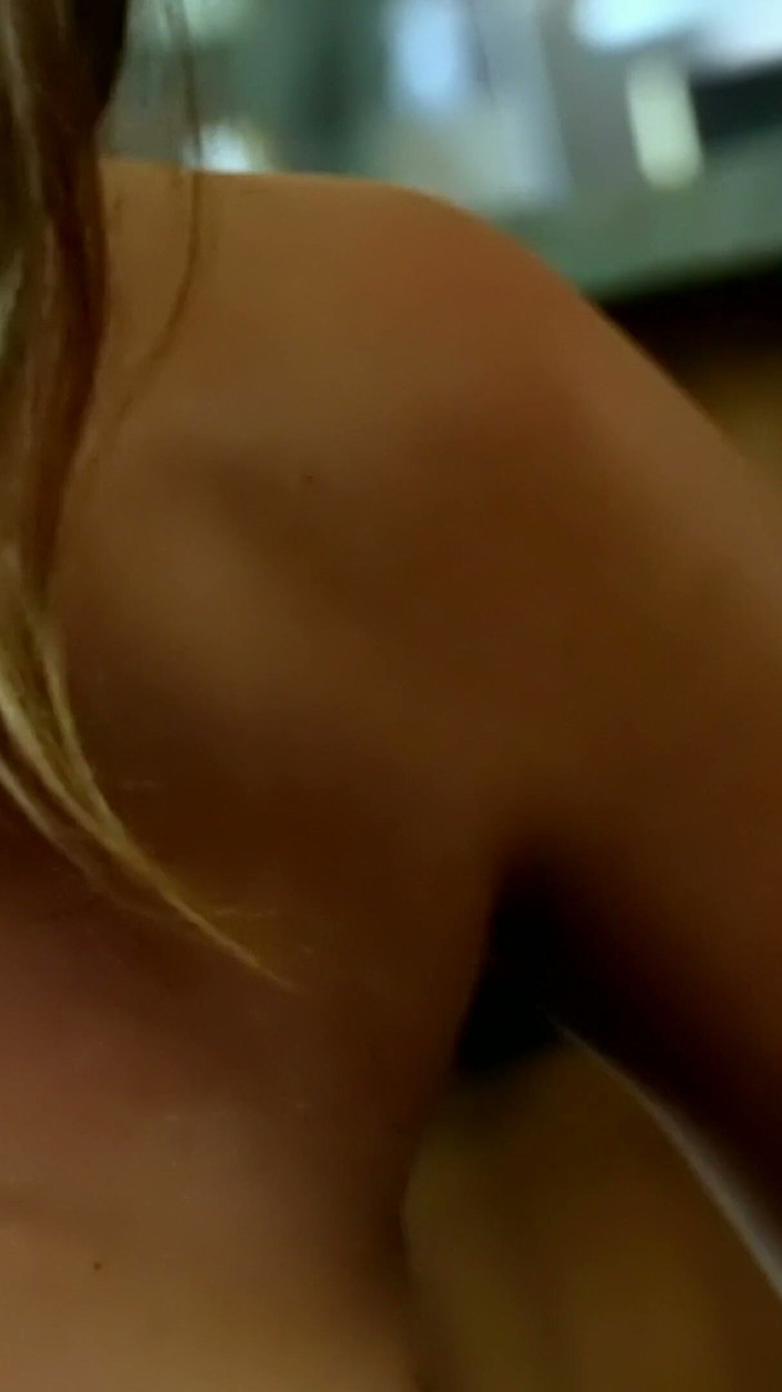Lesbian Love Movies: Nippel Gelutscht Auf Der Schwarzen Couch - Zwei Blondinen Und Eine...