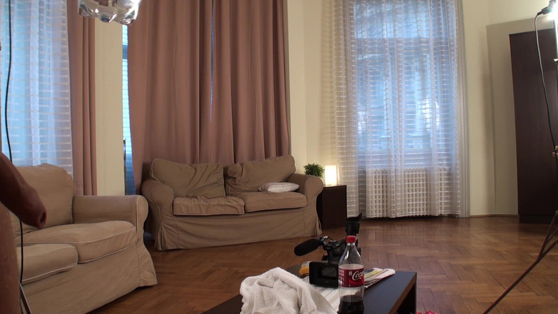 MUSCHI BEHIND THE SCENES: 与大胸部黑发女郎的粗暴幕后性爱