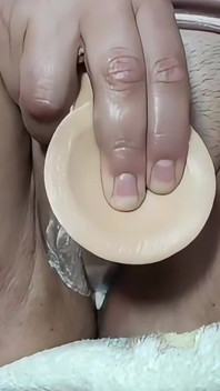 Une BBW excitée joue avec sa chatte et squirte en éjaculant sur un gode