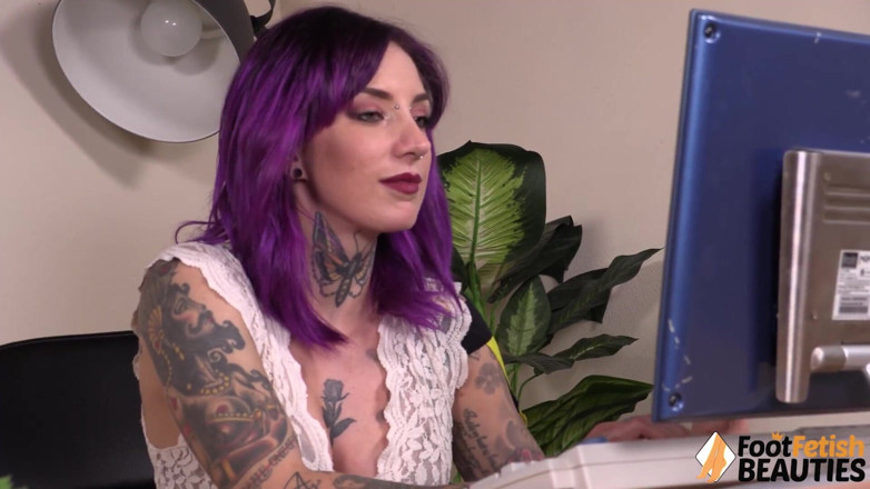 Foot Fetish HD: Purple chick Lavey steps on her little toy