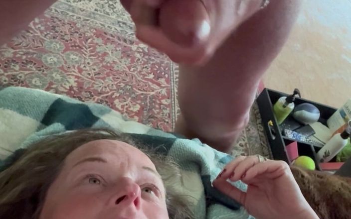 Bonewizzard69: Cuplu matur se masturbează reciproc în camera din față cu umbră...