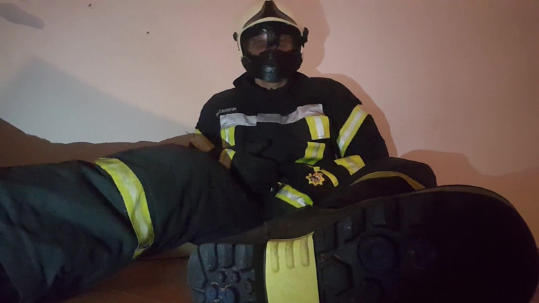 Thebootsstopmper: Il pompiere si masturba con l'attrezzatura antincendio
