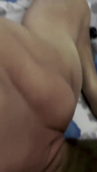 Dia menghukum pelajar itu terlalu keras dengan seks oral, mainan dubur, rotan, makan sperma