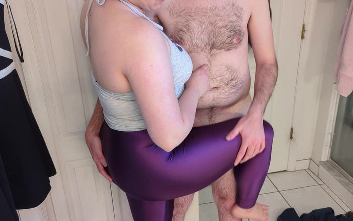 Always Fun No Pants: Femdom гаряча Wfie отримує мокрі легінси, блокування та дражнить рогоносця!