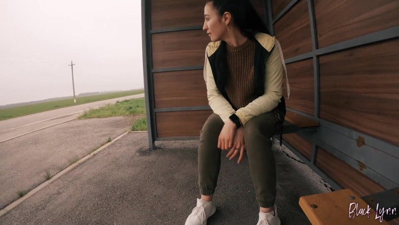 YSP Studio: Riskanter blowjob an einem busbahnhof in der nähe der straße -...