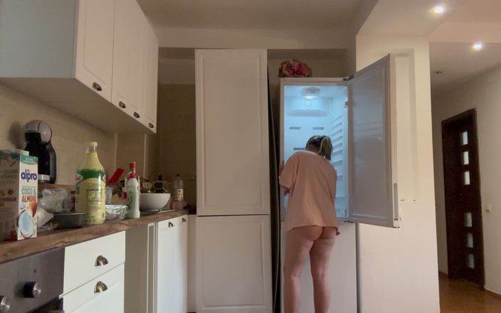 NipsAndStrips: Je nettoie le frigo avec moi avec beaucoup de pets