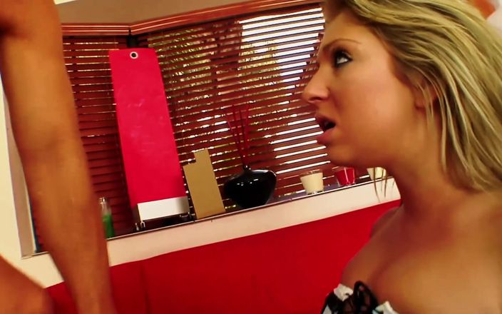 FapFlare: Rubia traviesa Jaelyn Fox muestra su coño antes de garganta...