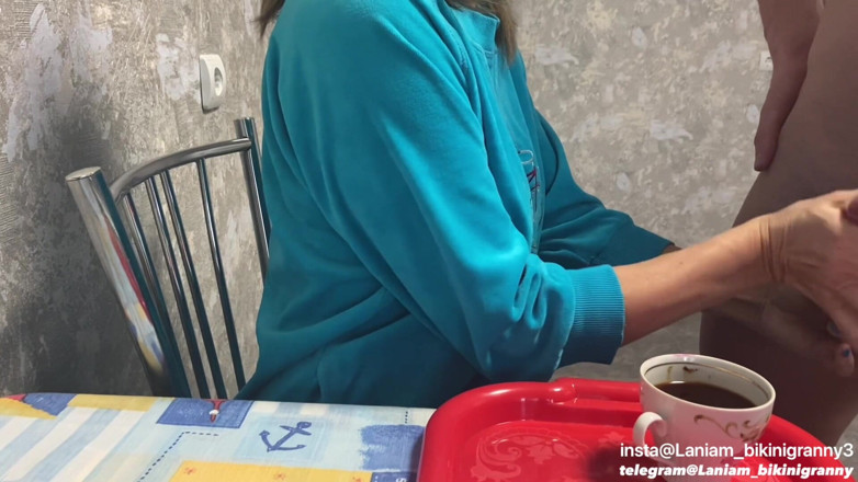 Ladyloveyoung60: Café à sperme crémeux pour mamie CFNM fétiche de la nourriture