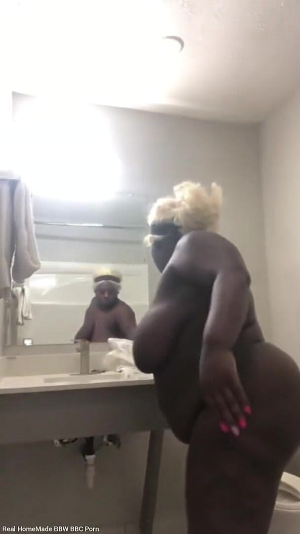 Super sexy ebony cuties: Розтягую мою пизду, писяю на підлозі ванної кімнати готелю