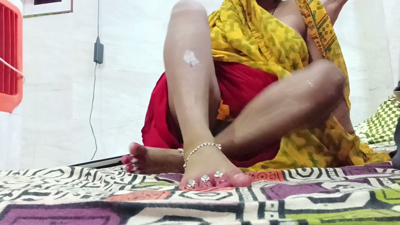 The_Secret_Couple: Padosan Bhabhi Ne Ishare Se Bulaya Fir Massage Karwaya Badme...