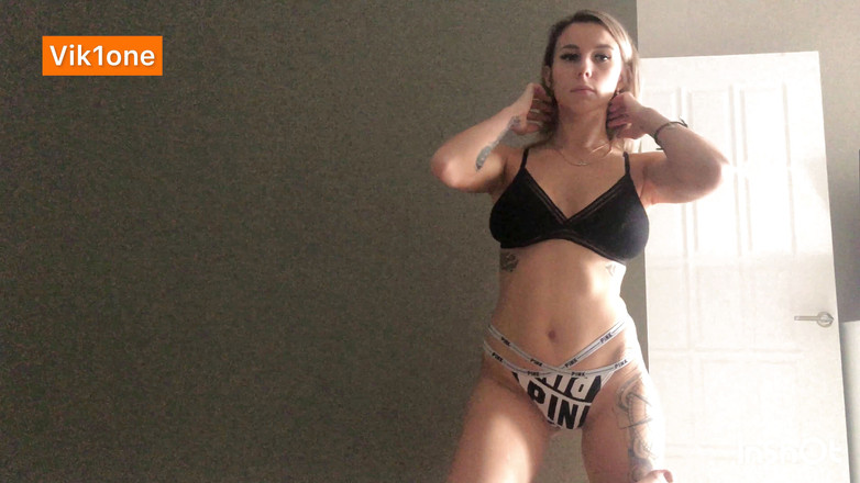 Vik1one: Super pipe avant de se coucher par une femme sexy...