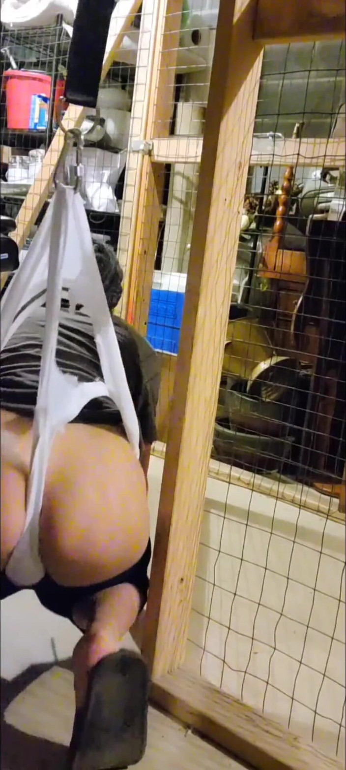 Kinkytwinkpamps: Twink gibt selbst hängende wedgie