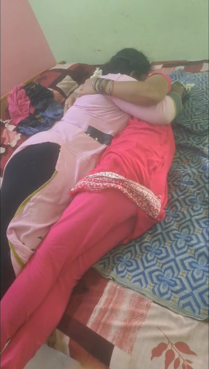 Tamil lesbian: Unties lesbiche catturate dal fidanzato