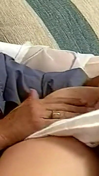 Léchage intense et doigts du vagin jusqu’à l’orgasme