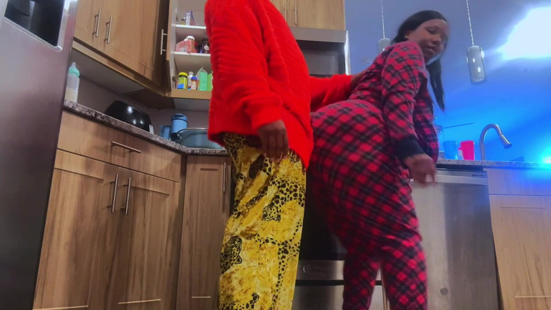 Dirty Diana Fetishes: Menunggang di dapur