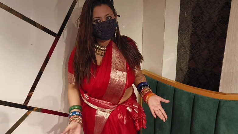 IndianMyra07: インドの継母は、彼女のパンティーで痙攣している義理の息子を捕まえ、彼は彼女をファックしました