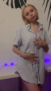 Dünne blonde L Moons solo, ich ziehe oben ohne aus und reibe mein rosa spielzeug an meinem kitzler, bis ich komme!