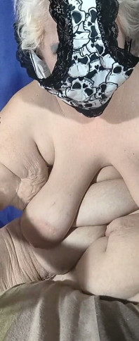 O face pe curvă să poarte chiloți pe capul ei