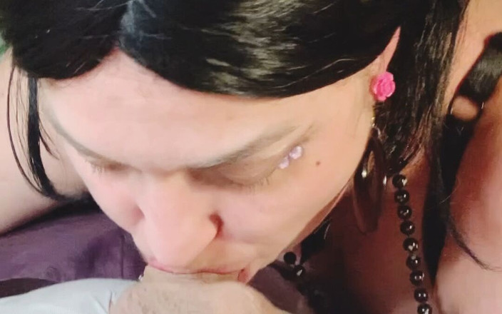 NatashaDickFan: रंडी milf(चोदने लायक मम्मी) पत्नी पति के दोस्त का लंड चूसती है डीप थ्रोट