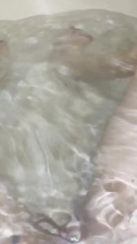 Masturbiere Und Zeigen Meine Füße in Der Wanne.