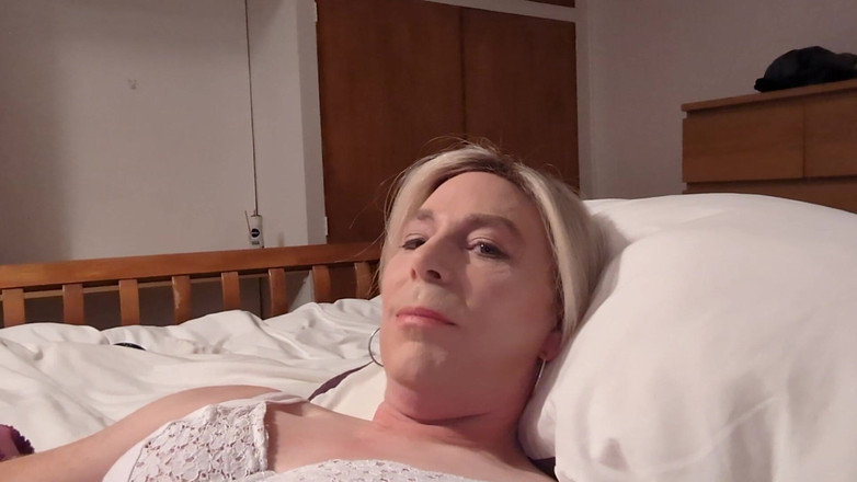 NikkiGee: Nikki senta em um Dlido e come seu esperma!
