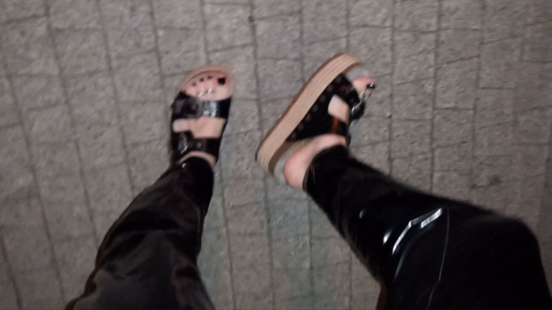 Heelex: Crossdresser berjalan-jalan malam menunjukkan kaki seksinya