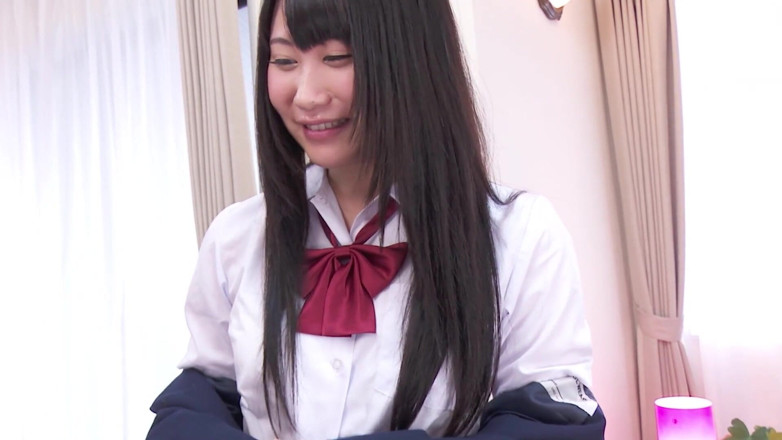 JAPAN IN LOVE: アジアの痴女シーン-4 小さなおっぱいを持つスリムな日本のブルネットは、大人のおもちゃとバスルームとソファでのクソを楽しんでいます