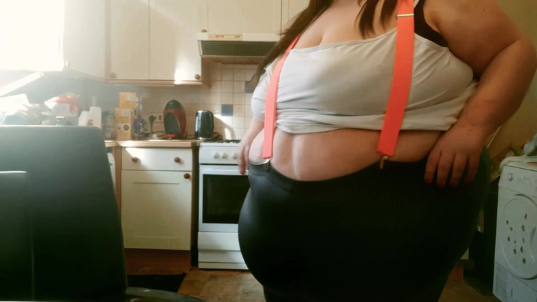 SSBBWLadyBrads: Awek montel super saiz bermain di dapur dalam pakaian ketat...