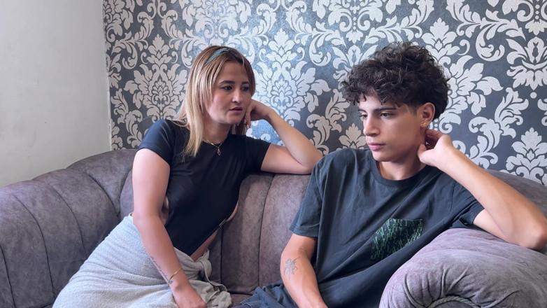 KenaySexxx: Une belle-mère à gros cul apprend à son petit-fils à baiser une femme...