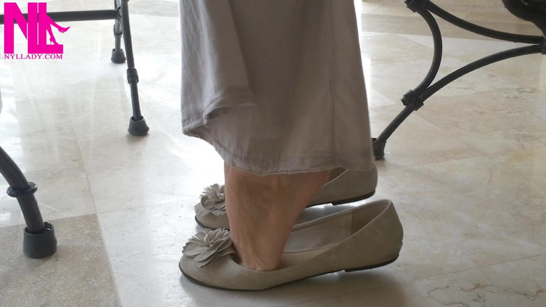 Nyllady: Balletto ballerino gioca con le scarpe a piedi nudi