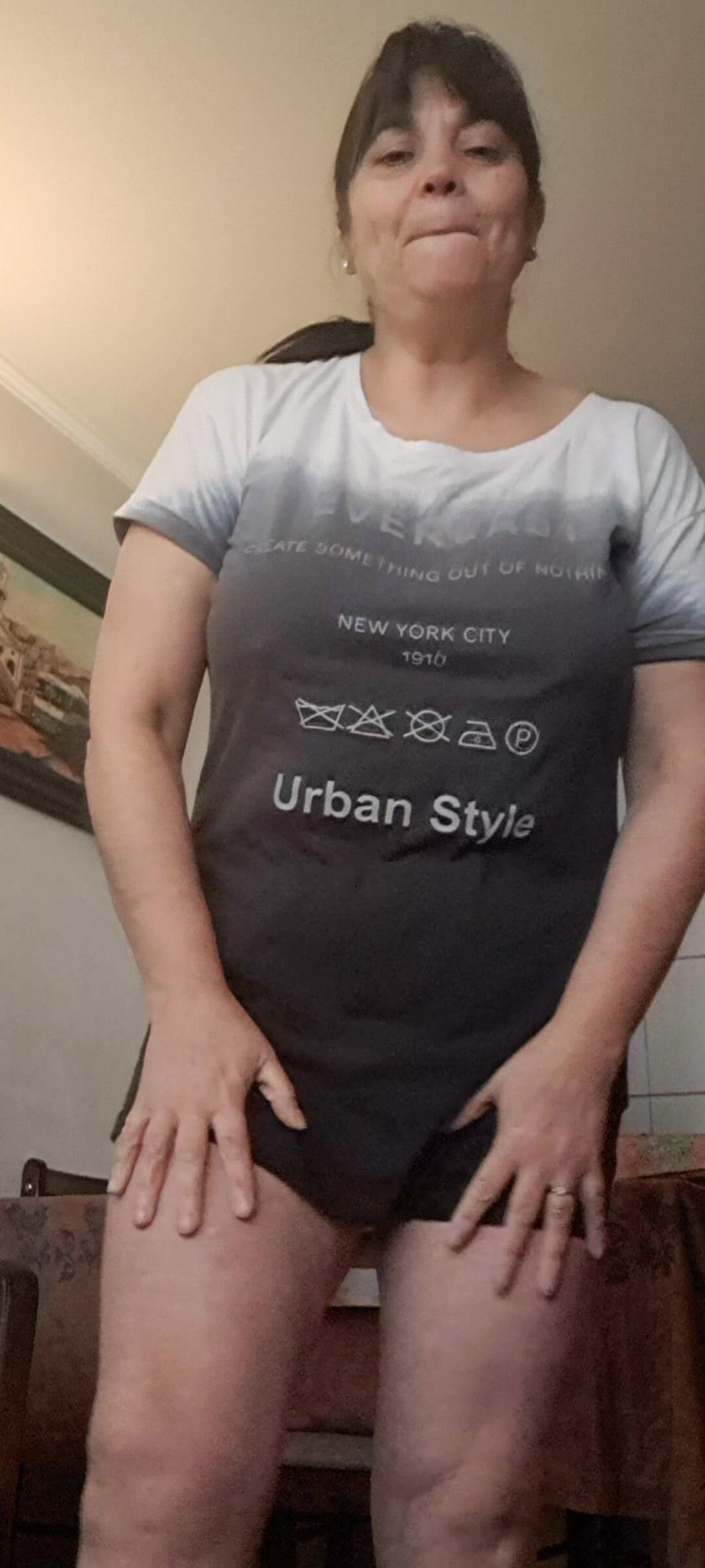 Mommy big hairy pussy: Mă seduce și vrea să vadă corpul sexy de matură sexy