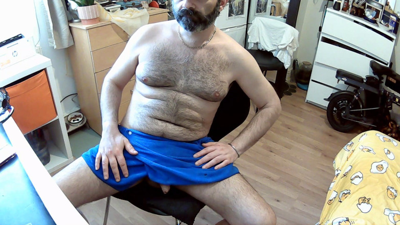 Lextalon: Papá Peludo Con Toalla Azul Se Toca Hasta Correrse