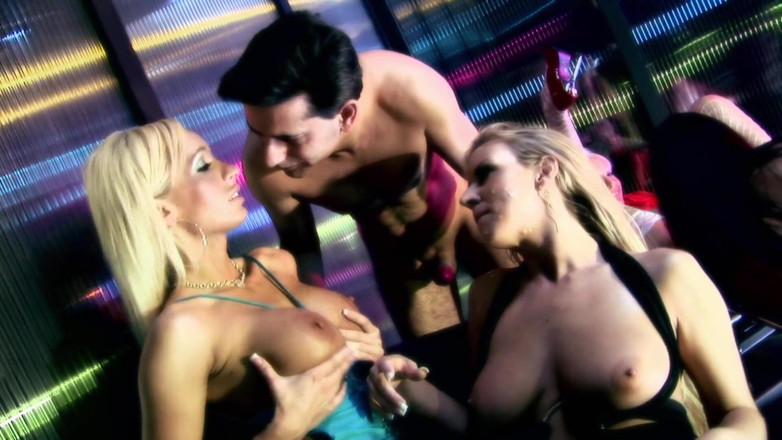 Hot Sex Party: Si jalang miang mahu mengisi semua lubang mereka dengan keras