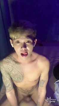 Filipínská nadržená Twink škádlí a masturbuje, dokud se neudělá
